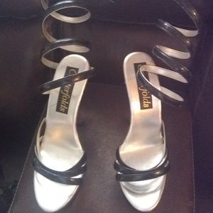 EUC Centerfolds Black Wrap Around Heels Size 7.5